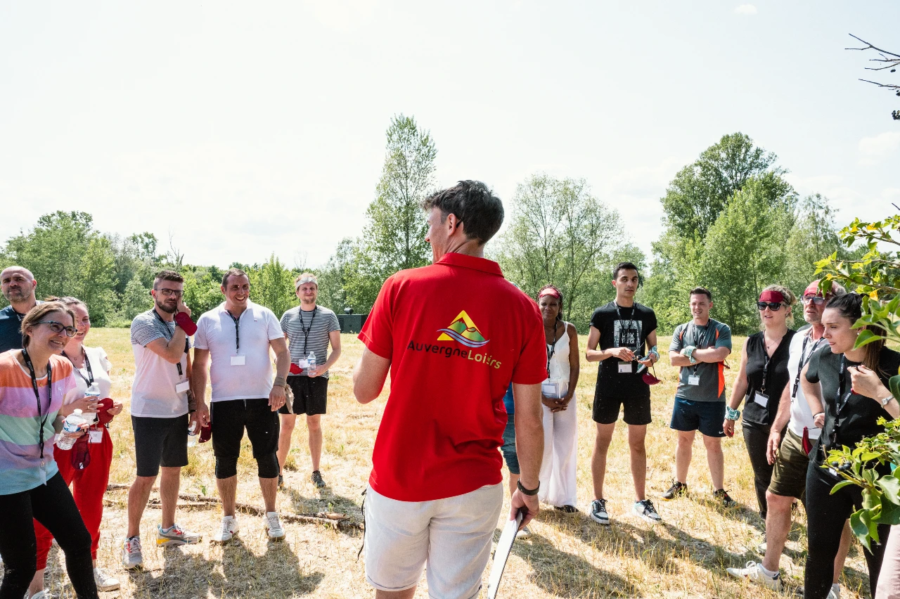 Briefing_Animateur_Séminaire_Team building_Entreprise_Vue polo_logo Auvergne Loisirs