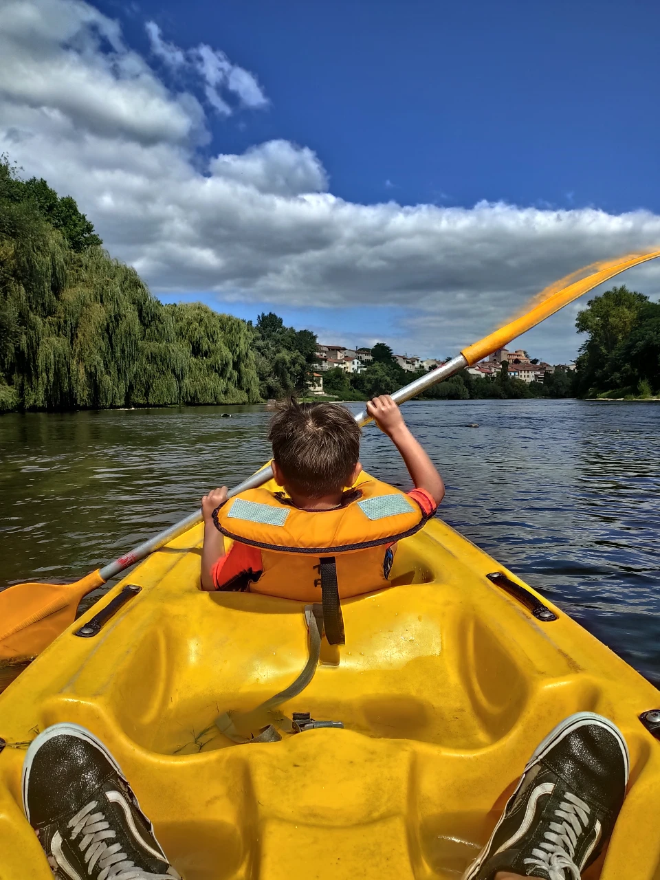Canoë_enfant de dos_Pont du chateau_Auvergne