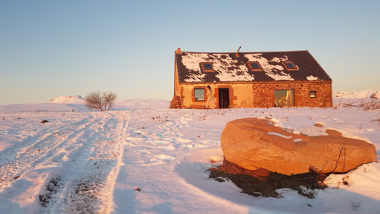Buron_Auvergne_loisirs_lever_soleil_neige_rouge