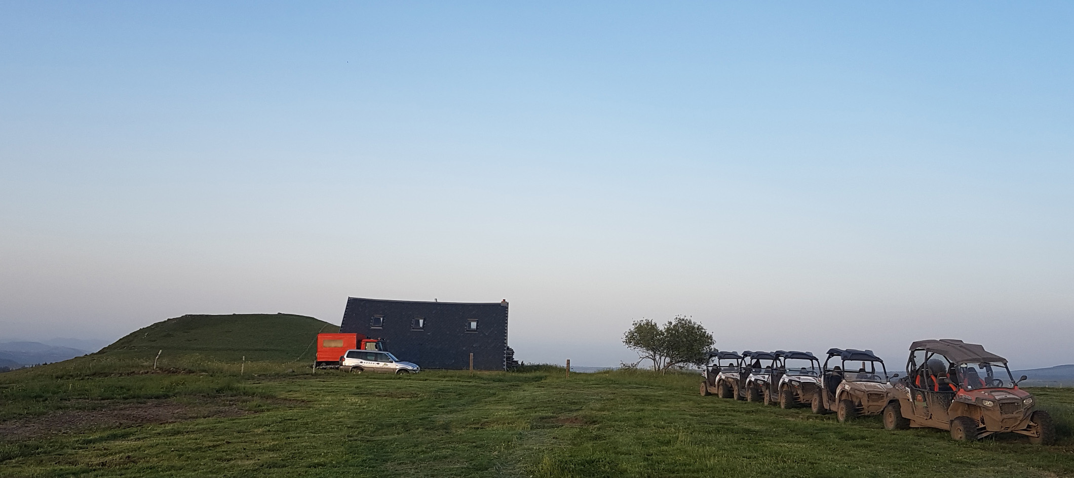 Buggy_garés_Séminaire_ devant_buron_coucher de soleil
