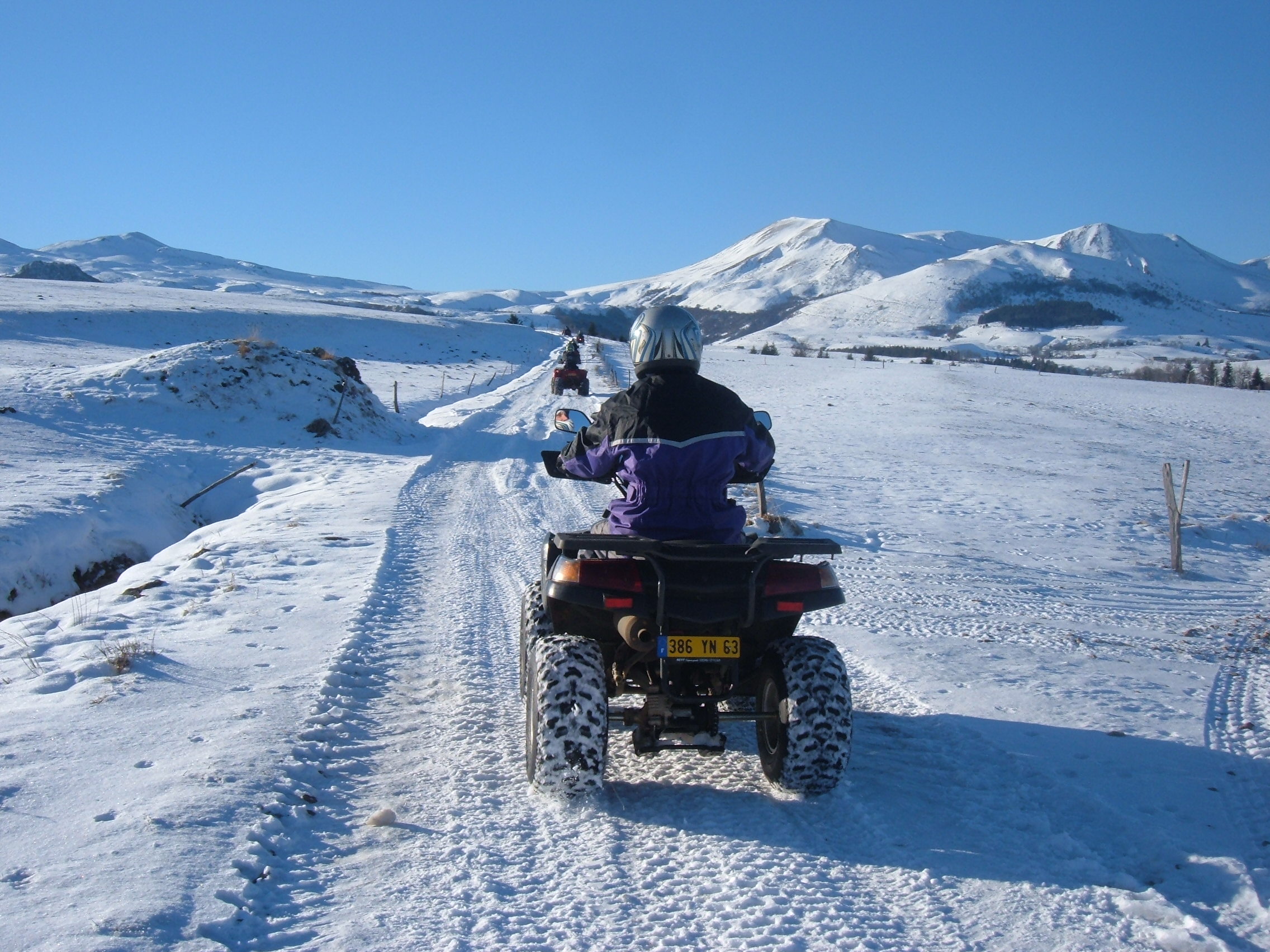 Quad_neige_hiver_vue_massif_sancy