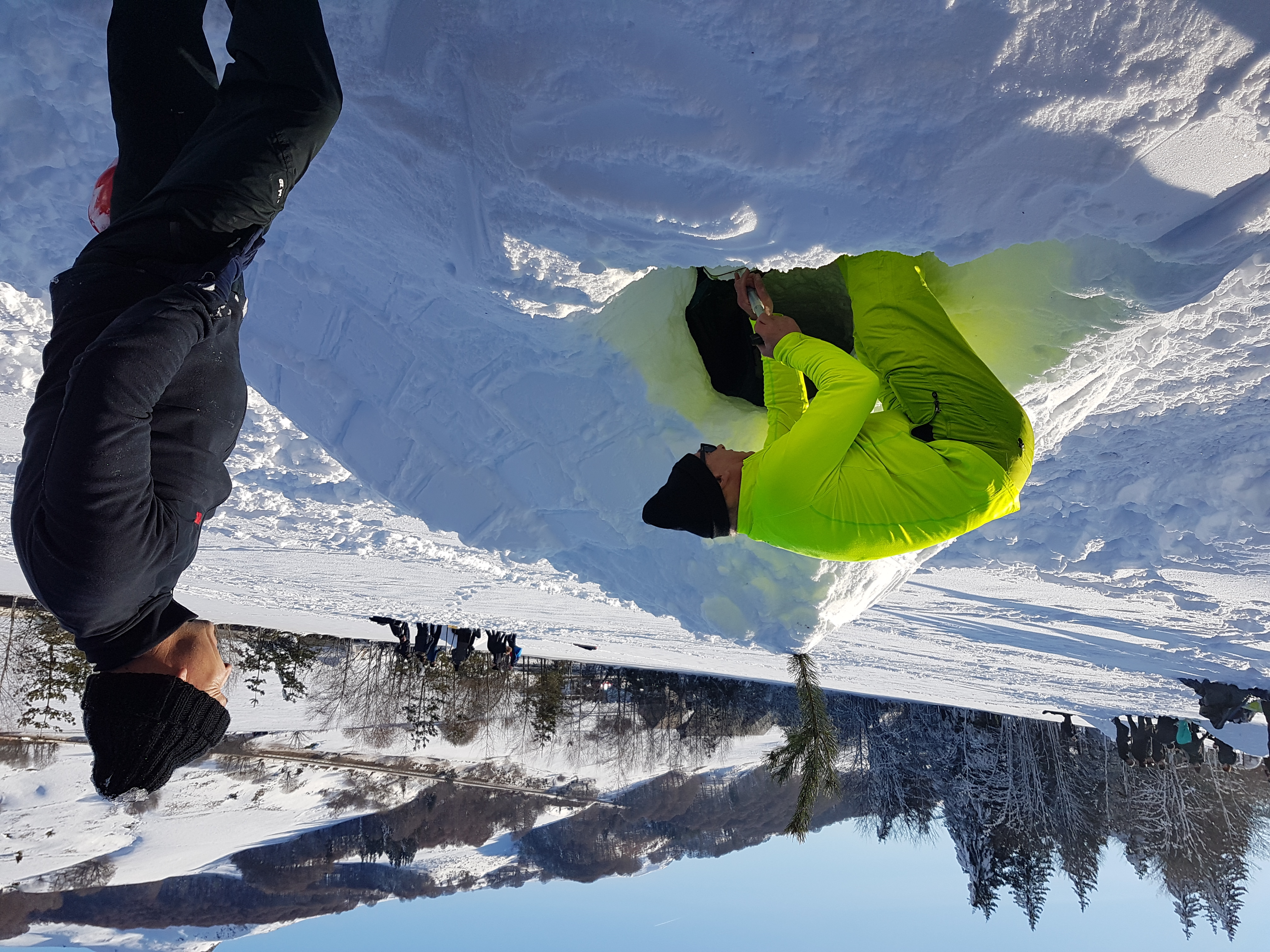 Igloo_construction_soleil_neige_seminaire_auvergne loisirs