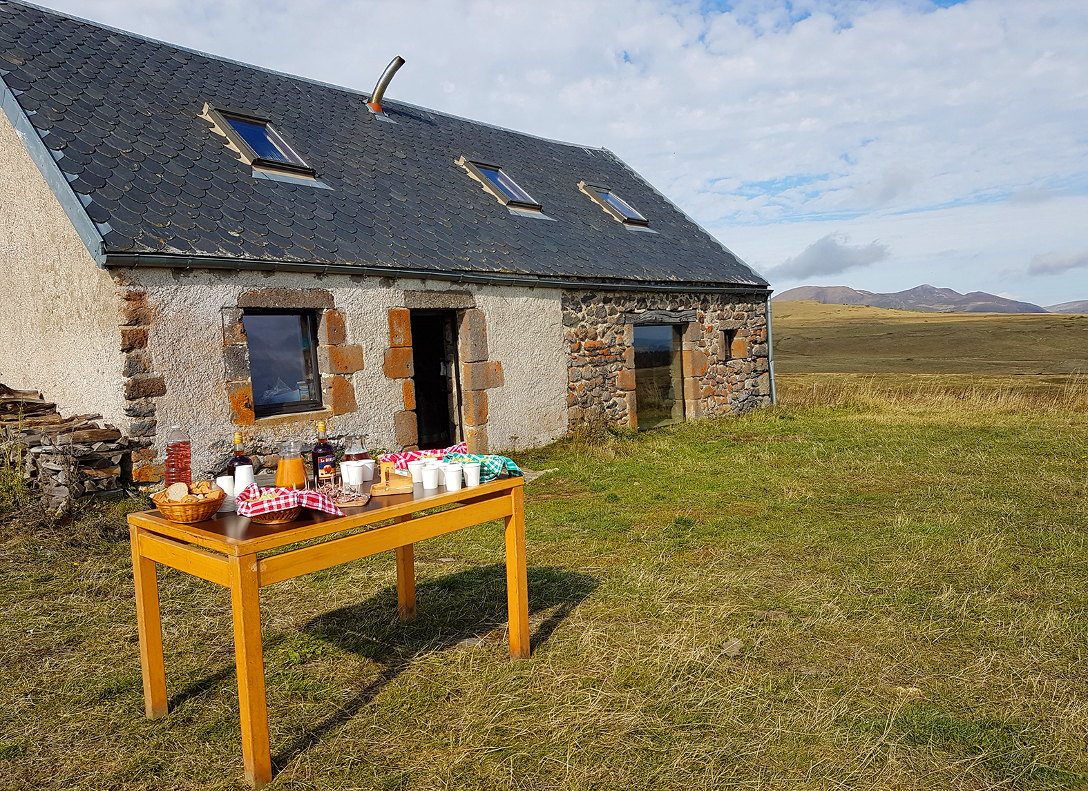 Buron_apéritif_collation_pause_gourmande_table_exterieure_seminaire_auvergne loisirs